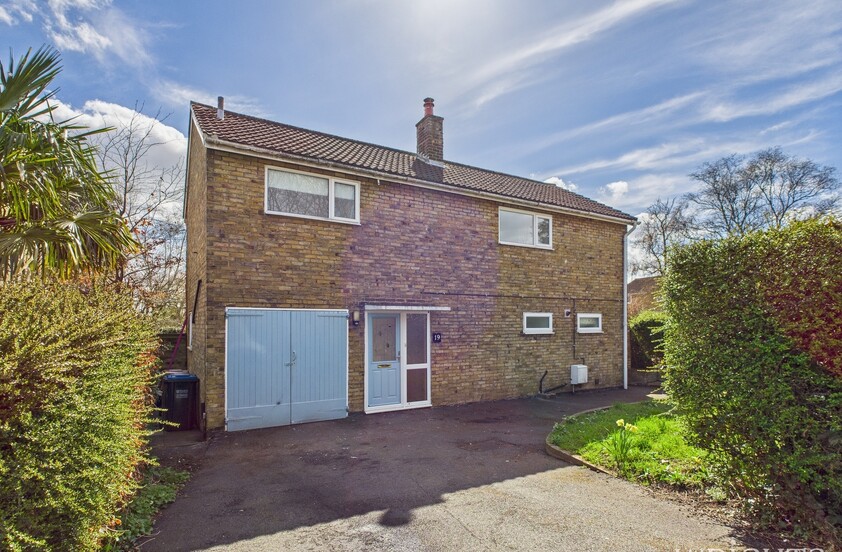 4 Bedroom Detached House in Elm Drive, Hatfield