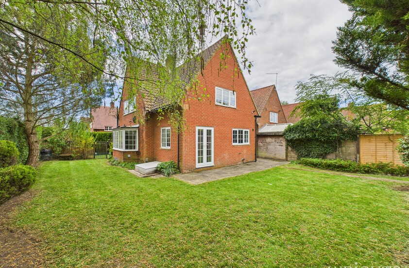 3 Bedroom Detached House in Lytton Gardens, Welwyn Garden City