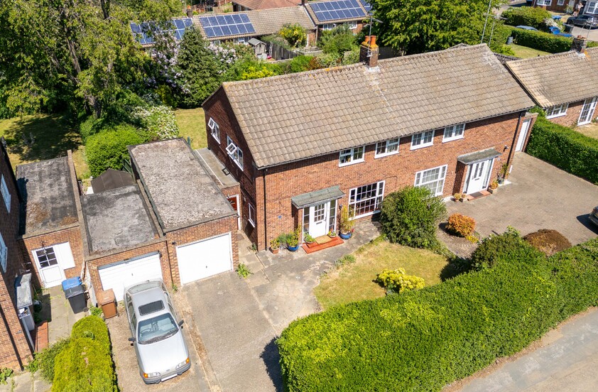 4 Bedroom Semi-Detached House in Stanborough Road, Welwyn Garden City