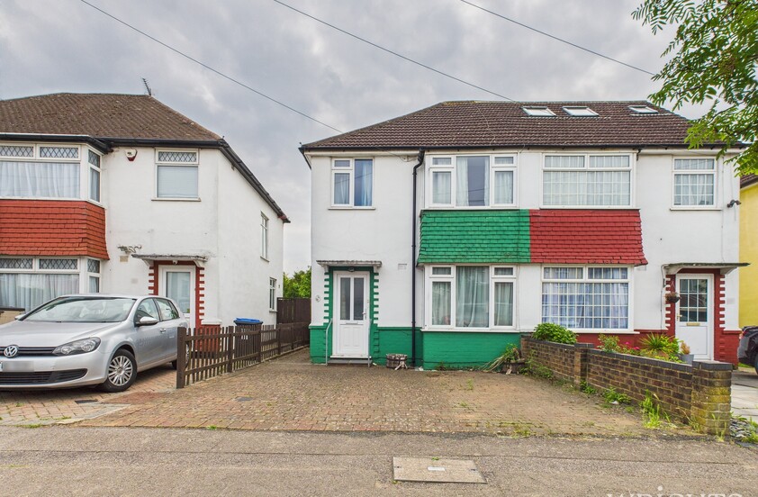 3 Bedroom Semi-Detached House in Crawford Road, Hatfield