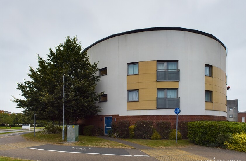2 Bedroom Flat in Spectre Court, Hatfield