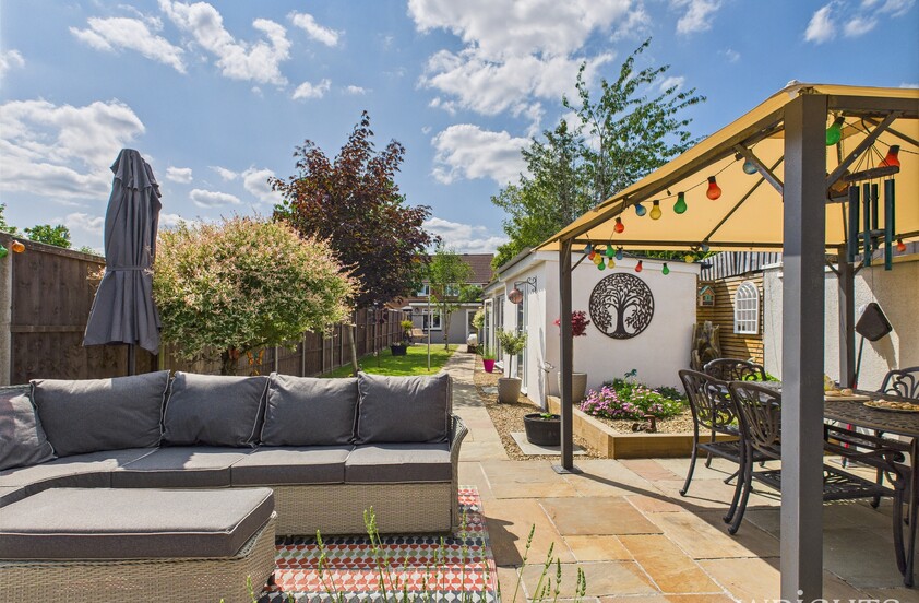 3 Bedroom Semi-Detached House in Holme Road, HATFIELD