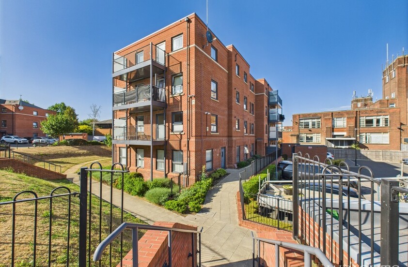 2 bedroom Apartment - Bridge Road East, Welwyn Garden City