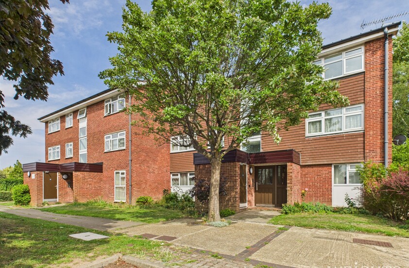 2 Bedroom Flat in Oak Tree Close, Hatfield
