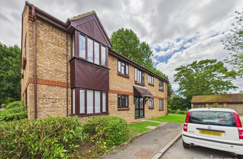 2 Bedroom Flat in Duncan Close, Welwyn Garden City