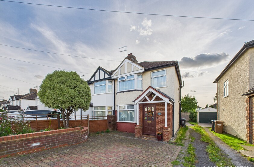3 Bedroom Semi-Detached House in Broad Acres, Hatfield