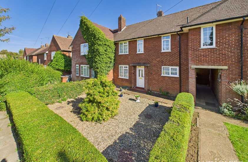 3 Bedroom Terraced House in Heather Road, Welwyn Garden City