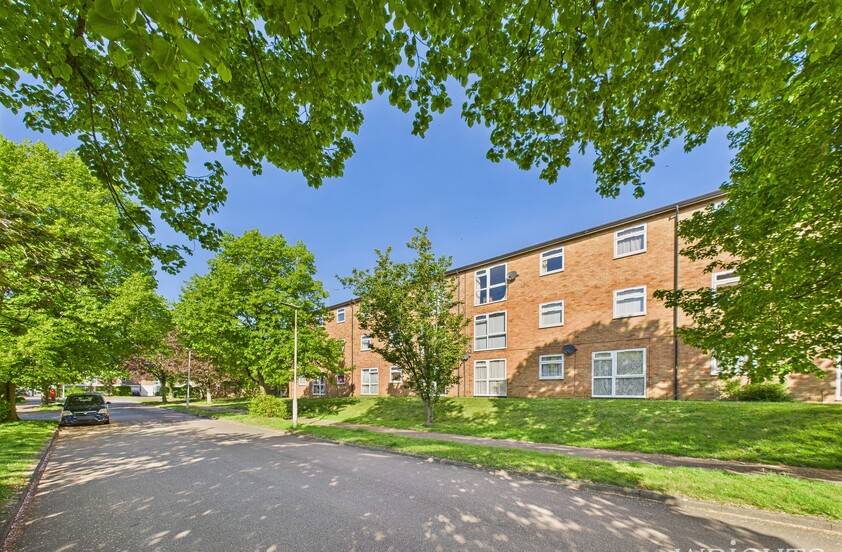 2 Bedroom Flat in Nettlecroft, Welwyn Garden City