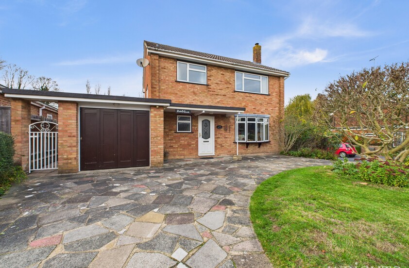 3 Bedroom Detached House in The Ryde, Hatfield