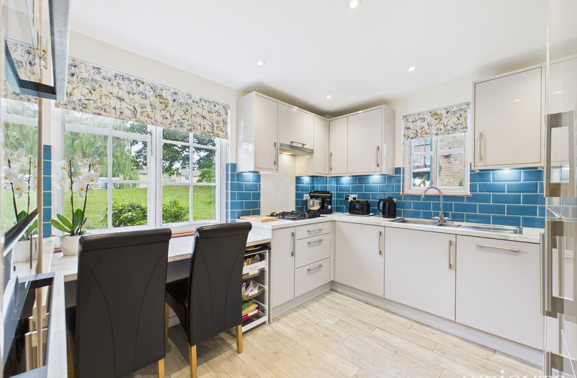 3 Bedroom End of Terrace House in Knightsfield, WELWYN GARDEN CITY