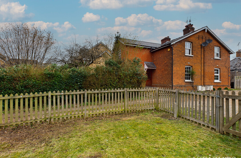 3 Bedroom Semi-Detached House in Station Road, Welwyn