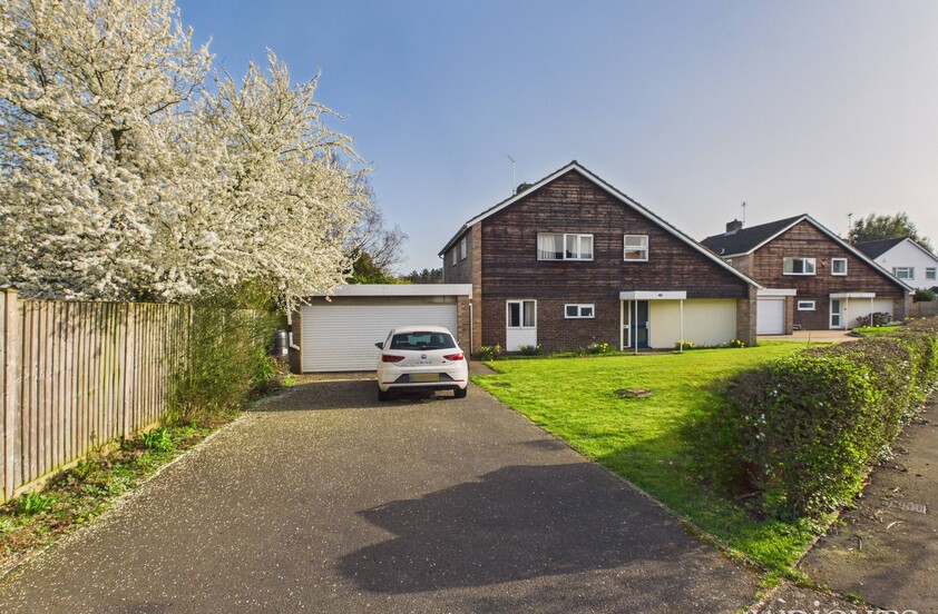 4 Bedroom Detached House in Stag Green Avenue, Hatfield