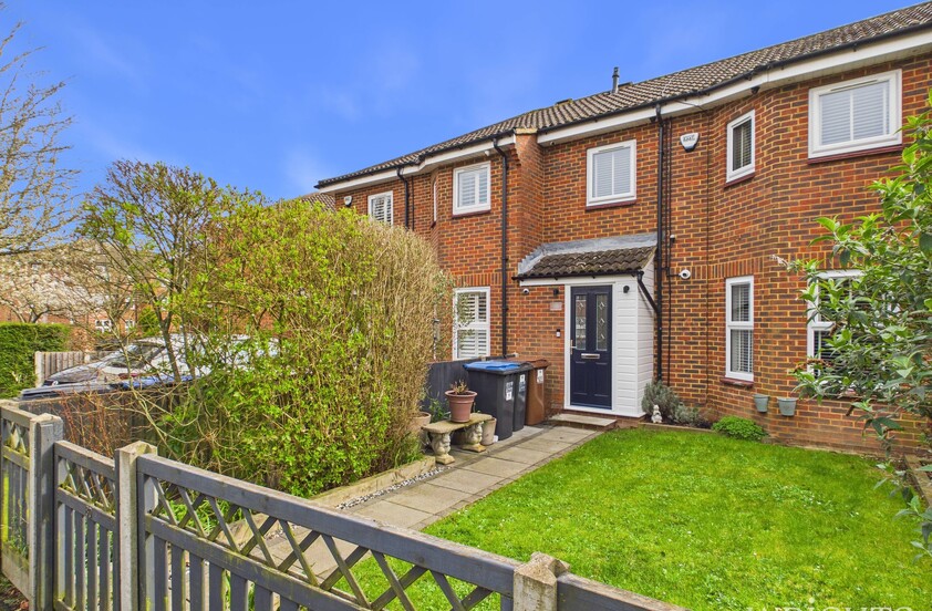 3 Bedroom Terraced House in Broadwater Crescent, Welwyn Garden City