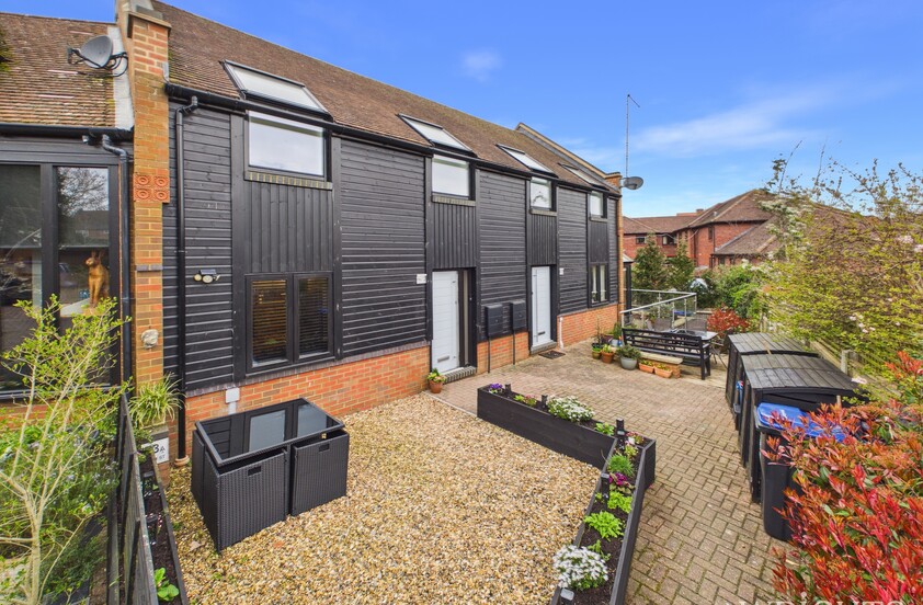 2 Bedroom House (unspecified) in High Street, Hitchin