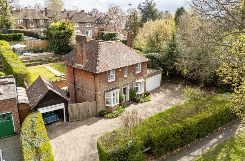 4 Bedroom Detached House in The Links, Welwyn Garden City