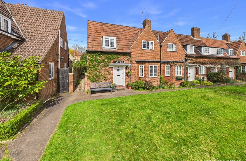 3 Bedroom End of Terrace House in Brockett Close, Welwyn Garden City
