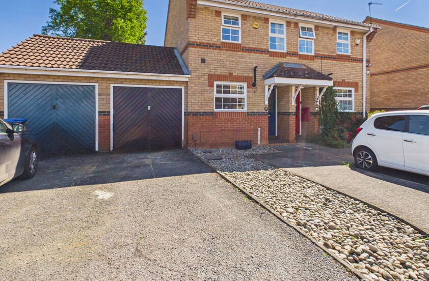 2 Bedroom Semi-Detached House in Kingsmill Court, Hatfield