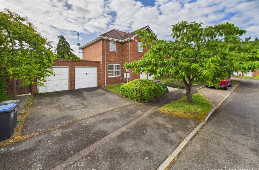 3 Bedroom Semi-Detached House in Rooks Close, Welwyn Garden City