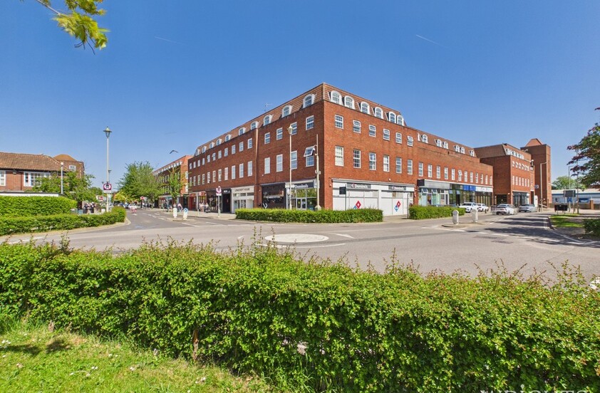 2 bedroom Flat - Longcroft House
