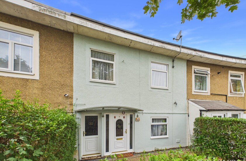 3 Bedroom Terraced House in Shallcross Crescent, HATFIELD