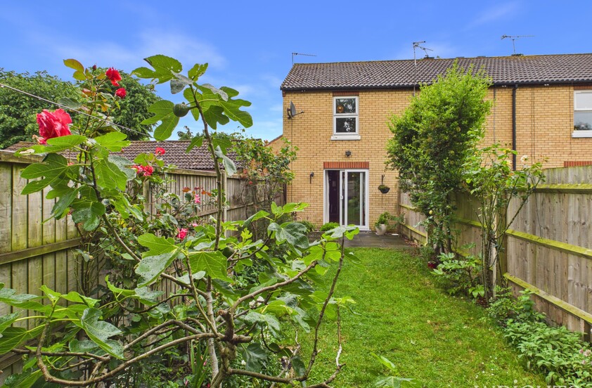 2 Bedroom End of Terrace House in Bassingburn Walk, WELWYN GARDEN CITY