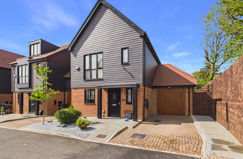 3 Bedroom Link Detached House in Bell Mews,