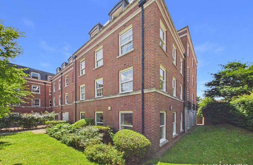 1 Bedroom Apartment in College Way, 