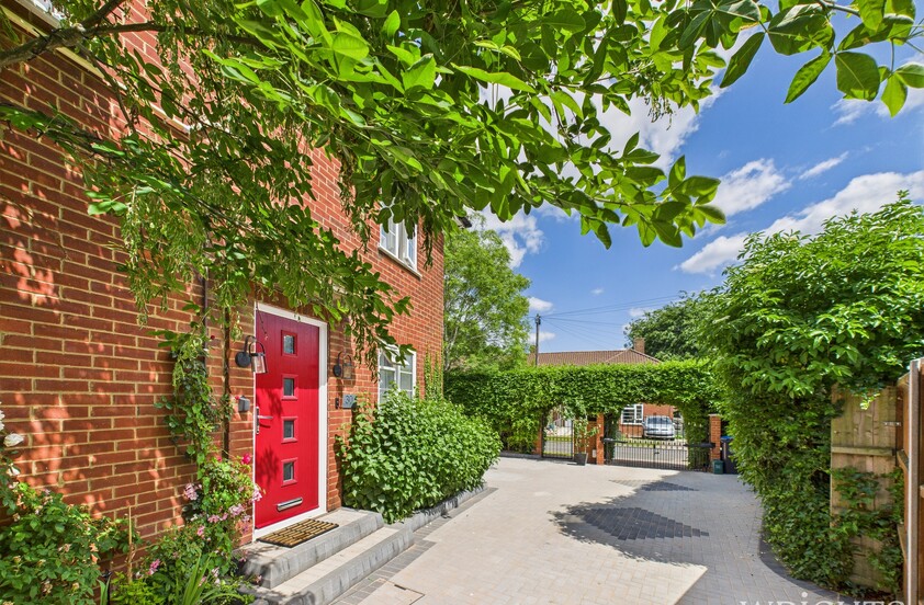 3 Bedroom End of Terrace House in Cowper Road, Welwyn Garden City