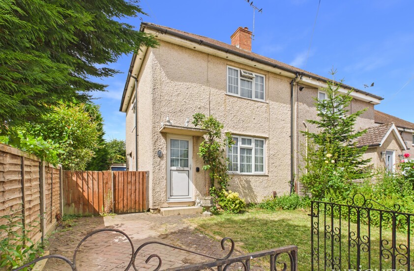 2 Bedroom Semi-Detached House in Parsonage Lane, Hatfield