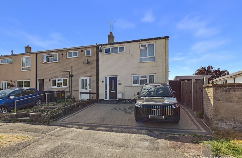 3 Bedroom End of Terrace House in Hare Lane, Hatfield