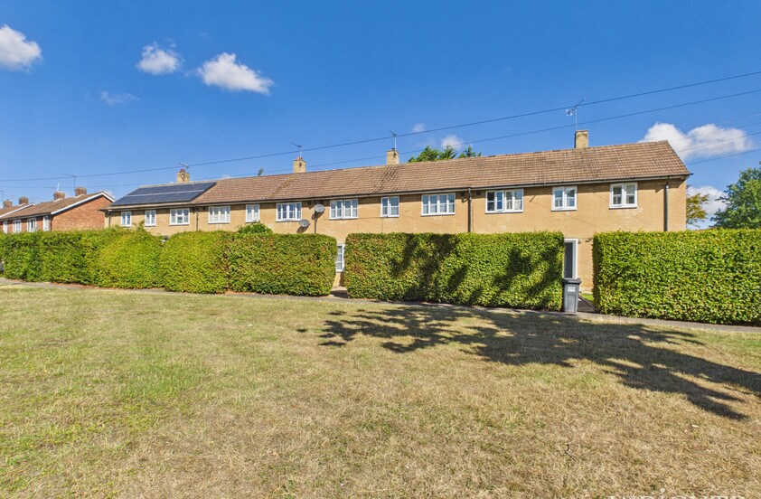 3 Bedroom Terraced House in Sweet Briar, Welwyn Garden City