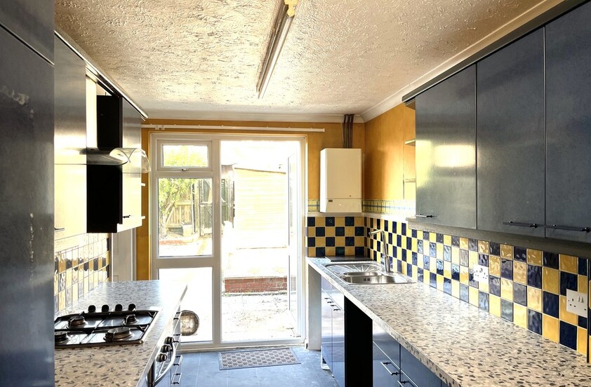 3 bedroom Mid Terraced House - Coventry Close, Stevenage