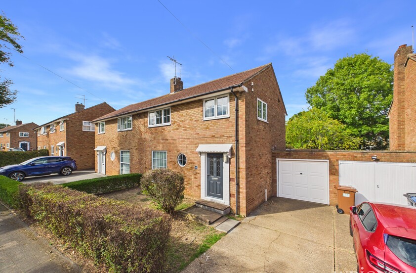 3 Bedroom Semi-Detached House in The Commons, Welwyn Garden City