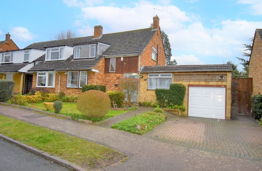 4 bedroom Semi-detached House - Warren Way, Digswell