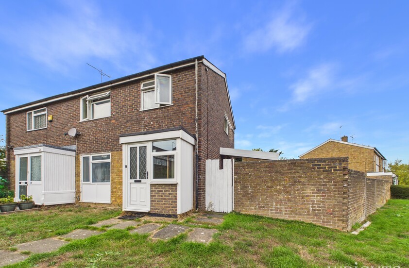 3 Bedroom Semi-Detached House in Lark Rise, Hatfield