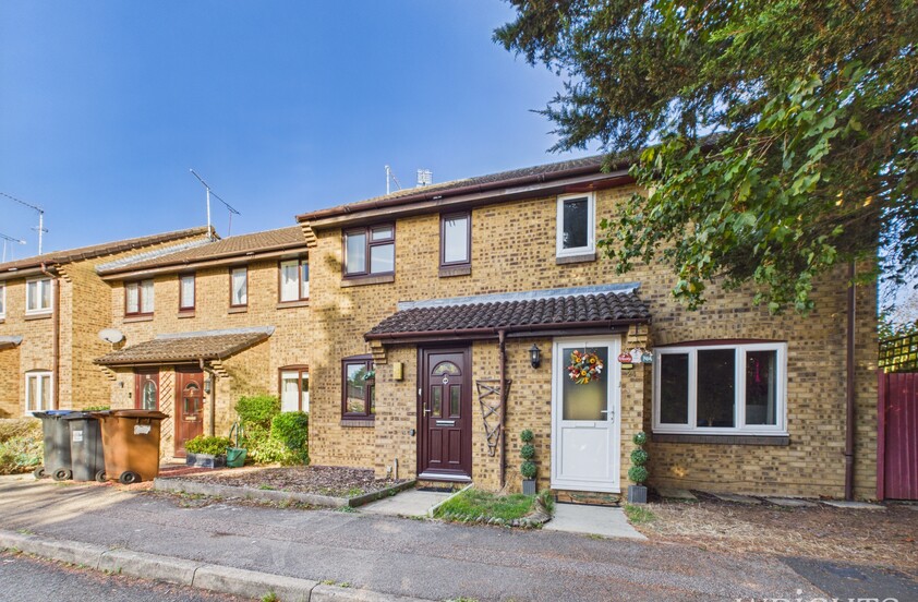 2 Bedroom Terraced House in Jasmine Gardens, Hatfield